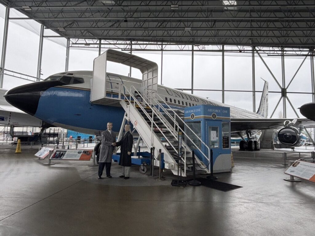 エアフォースワンの展示機と搭乗用の階段