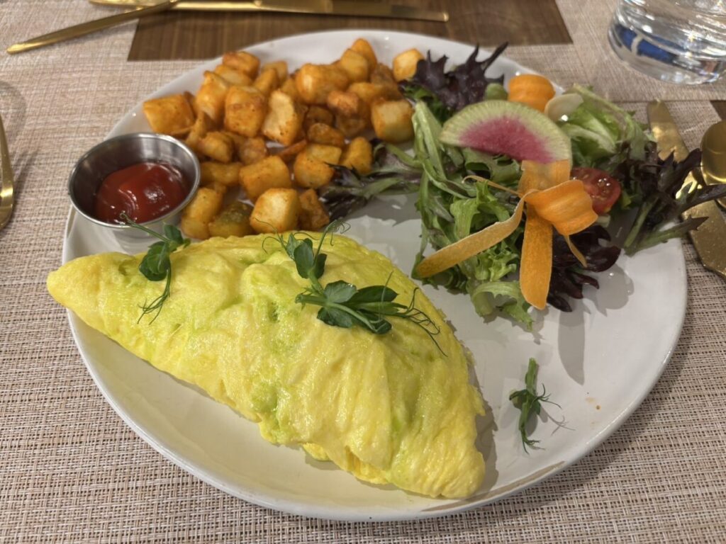 オムレツとサラダのホテル朝食