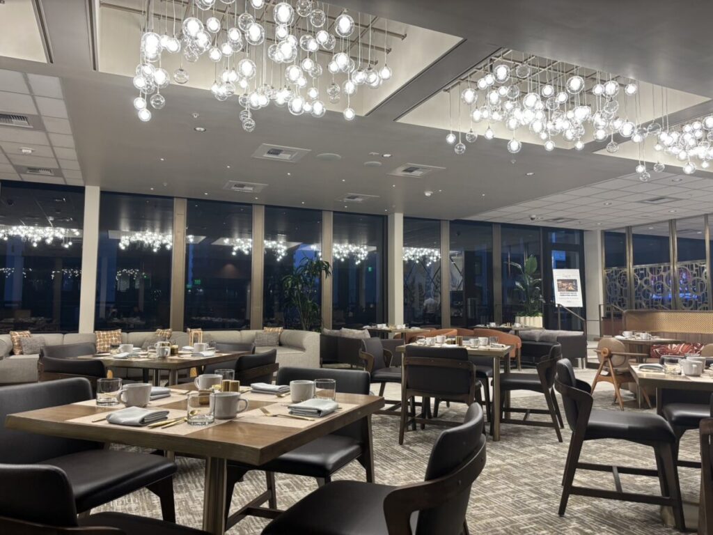 ホテルレストランの店内