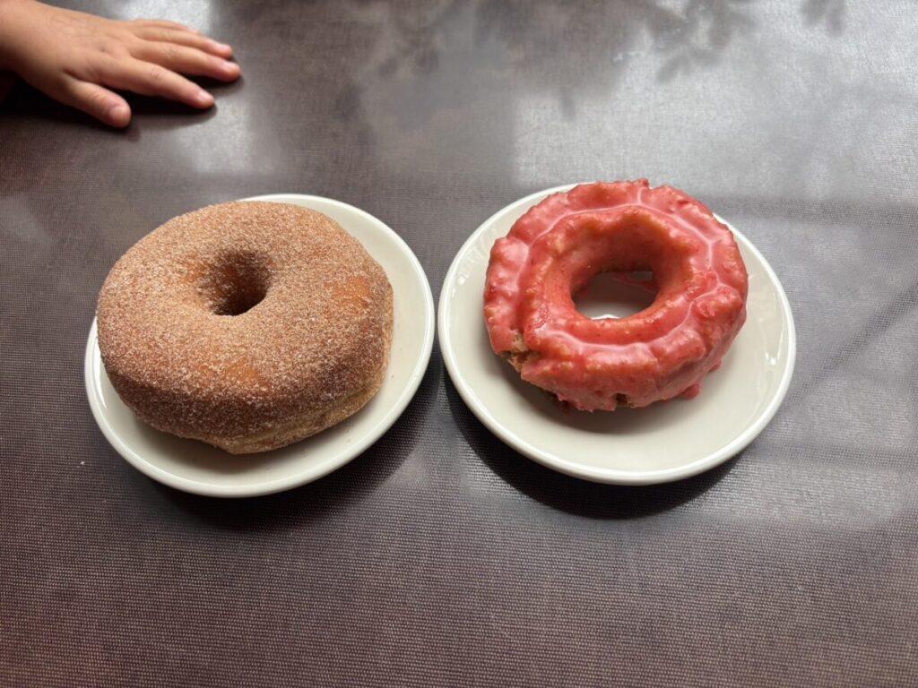 シナモンシュガーとベリー系ドーナツの食べ比べ
