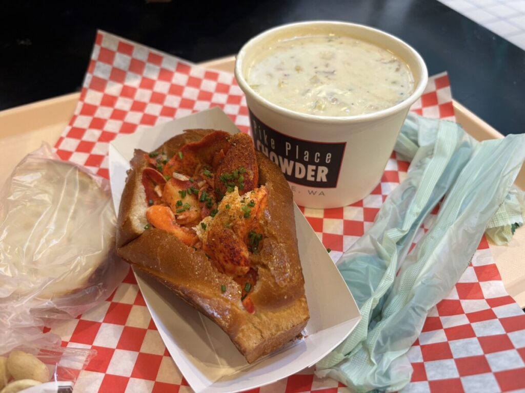 クラムチャウダーとロブスターロール