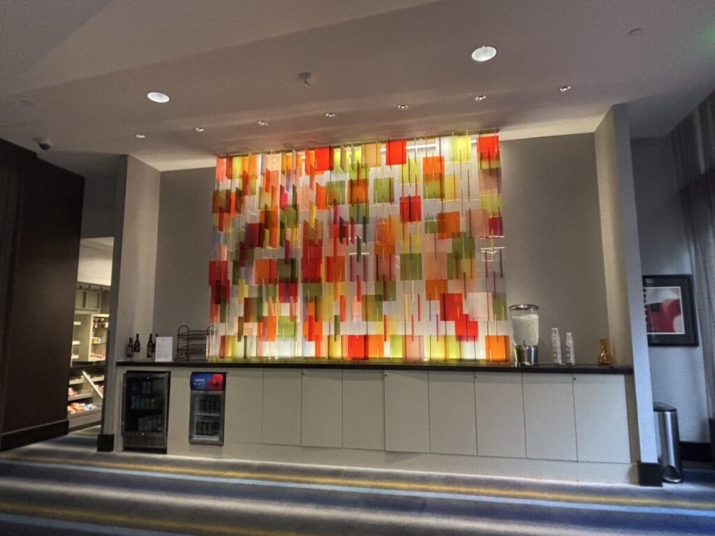 ホテルのカラフルな共用スペース