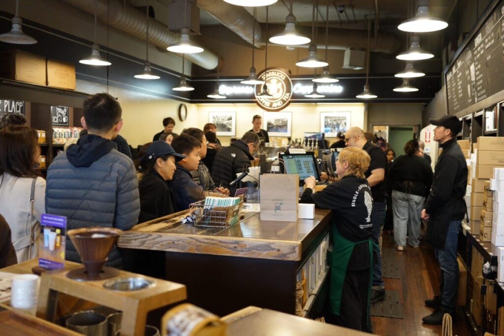スターバックス1号店の店内と行列