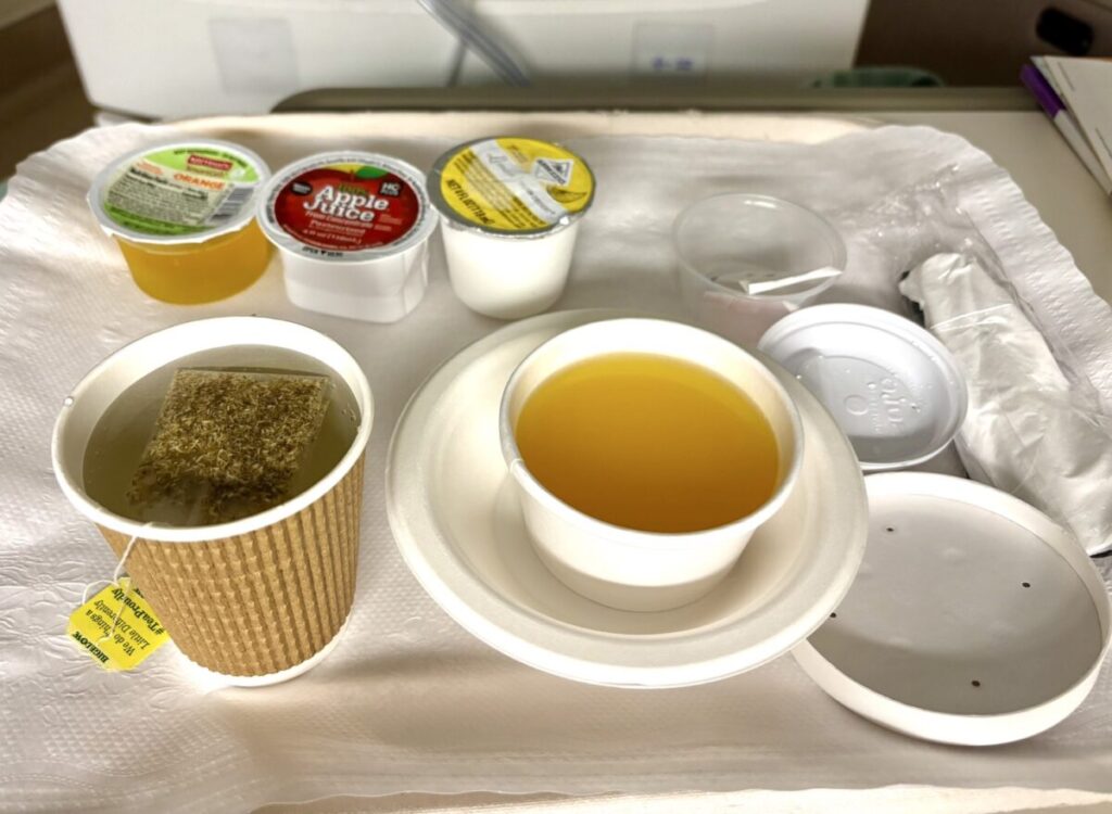 帝王切開後に提供されたブロスやジュースなどの流動食